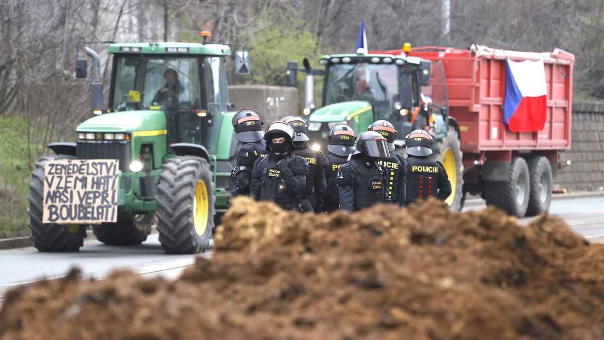 FOTO: Traktory v Praze omezují dopravu. Před Úřadem vlády vysypali hnůj